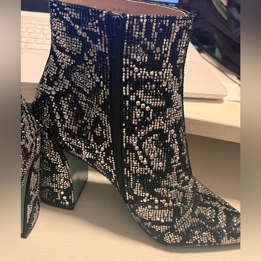 NWT Betsey Johnson KRIS Black Silver Ankle Booties Sz 6 - Picture 3 of 8